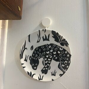 Global views black-and-white cheetah decorative plate